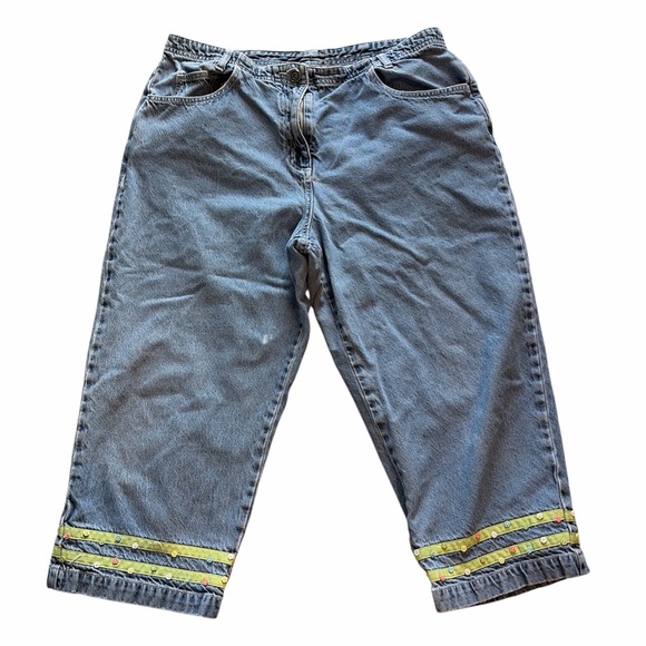 Y2K high waisted capris with ribbon and button hem - Picture 2 of 8